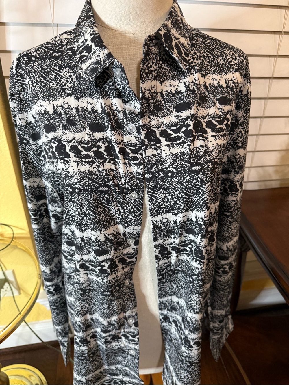 Black & White Printed Women's Button Down Shirt - Picture 7 of 9